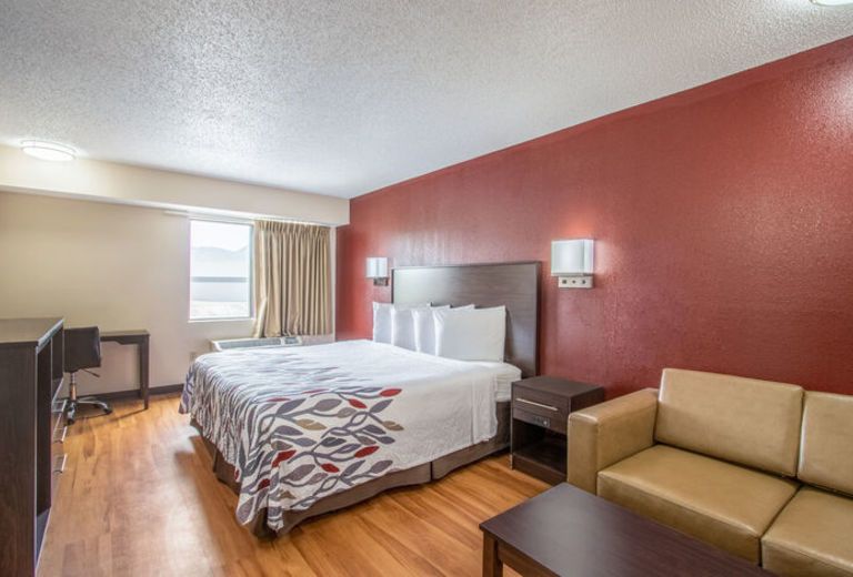 Red Roof Inn West